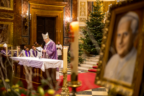 Gyászmise XVI. Benedek emeritus pápáért